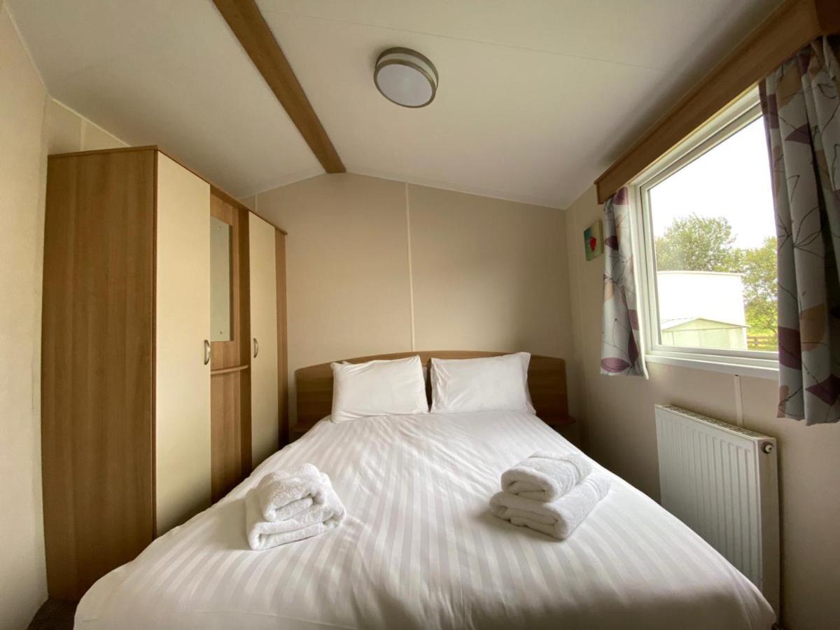 Holiday In Caravan Hotel Millom Bagian luar foto